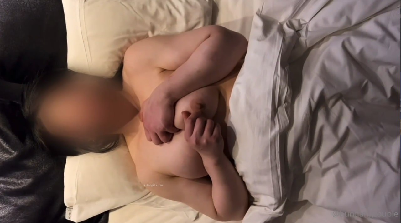 喜欢全裸自慰的短发妹 想跟男人求欢私处已湿透